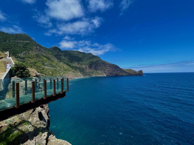 Pohľady na more, hory na ostrove Madeira.
