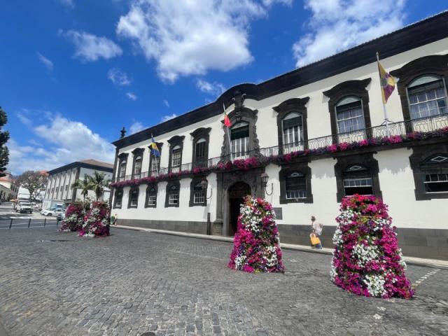 Radničné námestie s historickou budovou a kvety. Ostrov Madeira