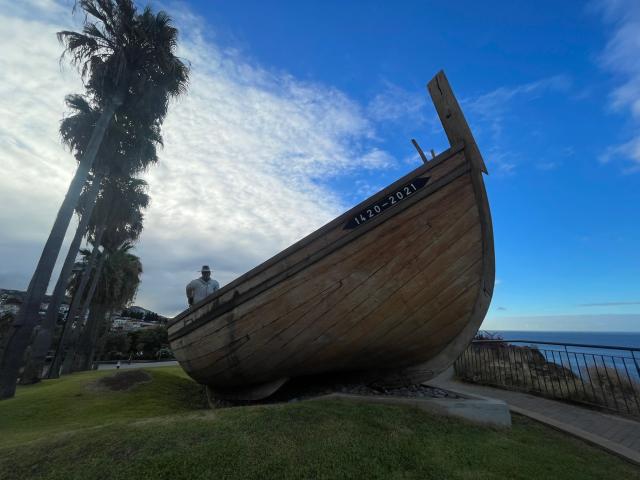 Drevená loď a palmy na vyhliadke. Ostrov Madeira.