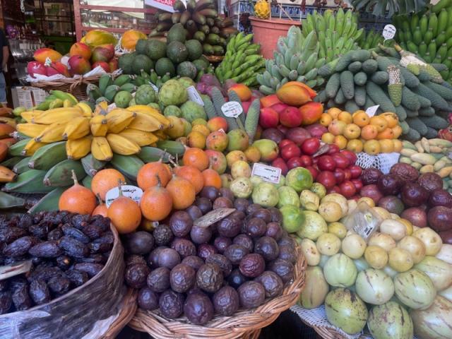 Exotické ovocie na trhu vo Funchale na ostrove Madeira.