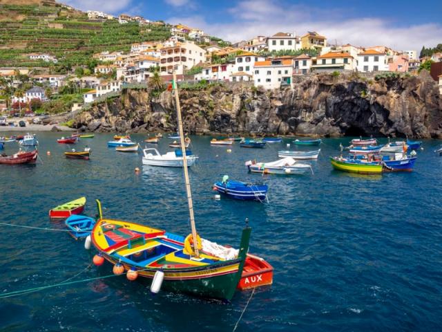 Prístav a farebné lode v zálive na ostrove Madeira