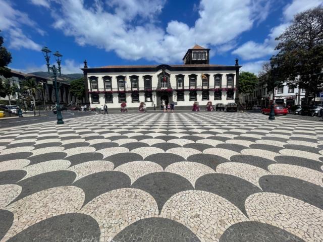 Radničné námestie s radnicou v meste Funchal, Madeira.