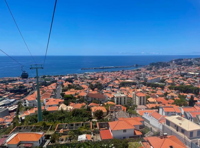 Lanovka nad mestom Funchal a prístav na ostrove Madeira.