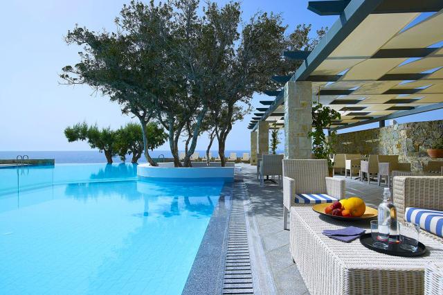 Bar pri bazéne v hoteli Kakkos Bay