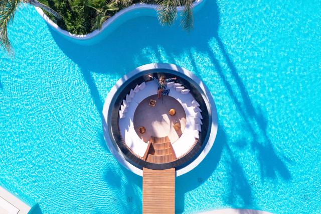 Bazén v Stella Island Luxury Resort & Spa