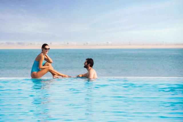 Dvojica v bazéne v The Bay Club - Doubletree by Hilton Marjan I