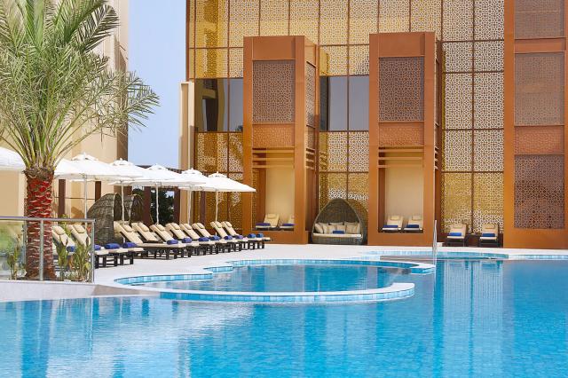 Infinity bazén v The Bay Club - Doubletree by Hilton Marjan Isl