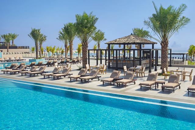 Ležadlá pri bazéne v The Bay Club - Doubletree by Hilton Marjan