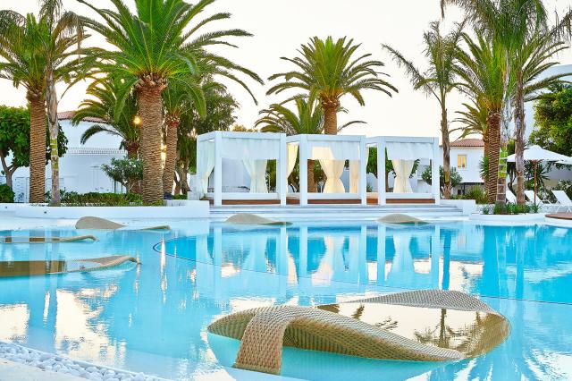 Bazén v Caramel Grecotel Boutique Resort
