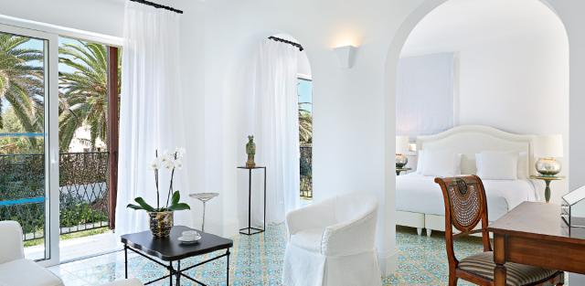 Open Plan Bungalow Suite With outdoor Hydro-Massage Bathtube