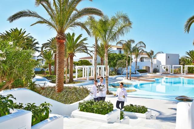 Čašníci pri bazéne v Caramel Grecotel Boutique Resort