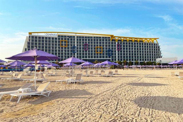 Pohľad z pláže na Centara Mirage Beach Resort