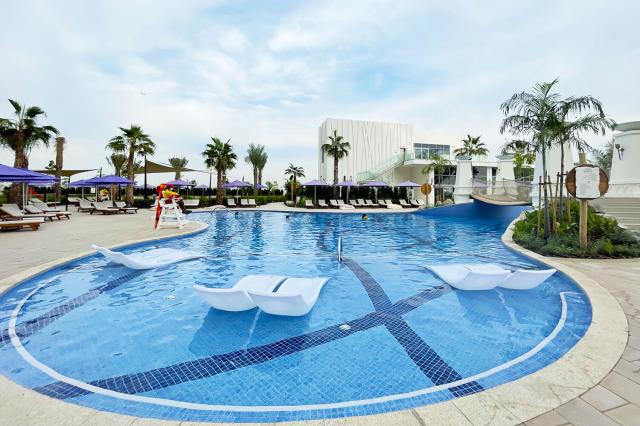 Bazén v Centara Mirage Beach Resort