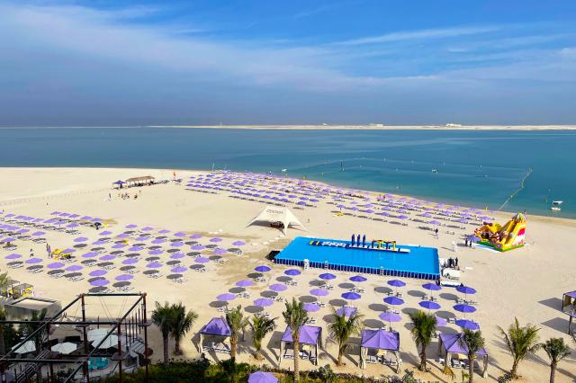 Pohľad na pláž z izby v Centara Mirage Beach Resort