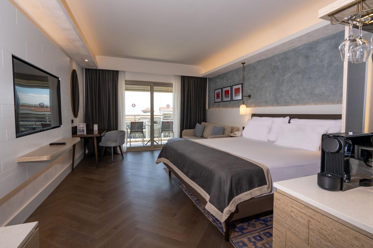 Izba Deluxe s bočným výhľadom na more a bazén - hlavná budova