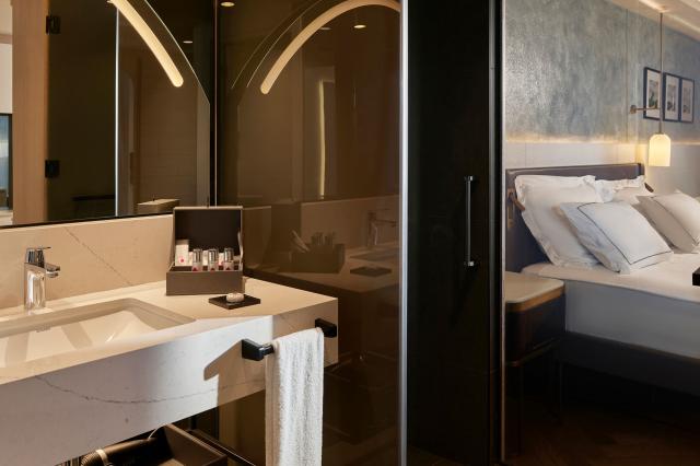 Izba Deluxe s bočným výhľadom na more a bazén - hlavná budova