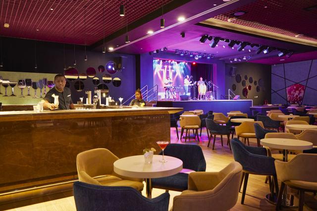 Bar v hoteli RIU Dubai