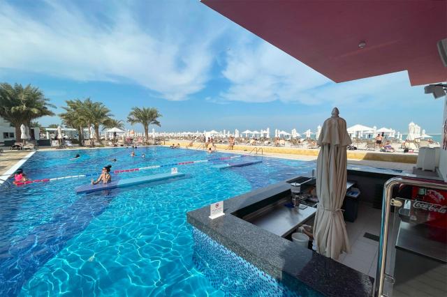 Bazén s pool barom v hoteli RIU Dubai