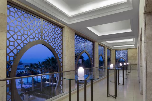 Hotel Ajman Saray - interíér hotela a výhľad