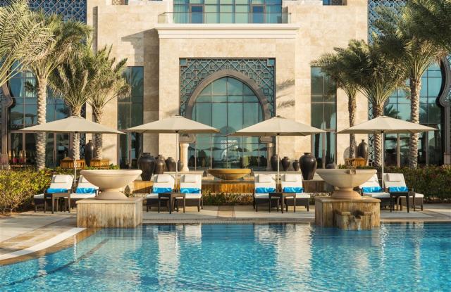 Hotel Ajman Saray - Lehátka s bazénom