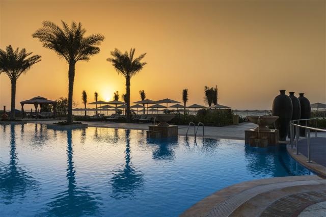 Bazén so západom slnka Hotel Ajman Saray