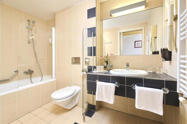 Dvojlôžková izba classic s prístelkou (hotel, balkón, park)