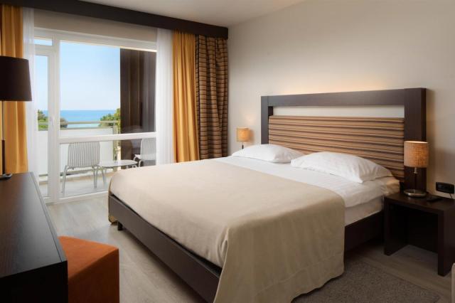 Rodinná izba 4+1 connected (hotel, balkón, morská strana)