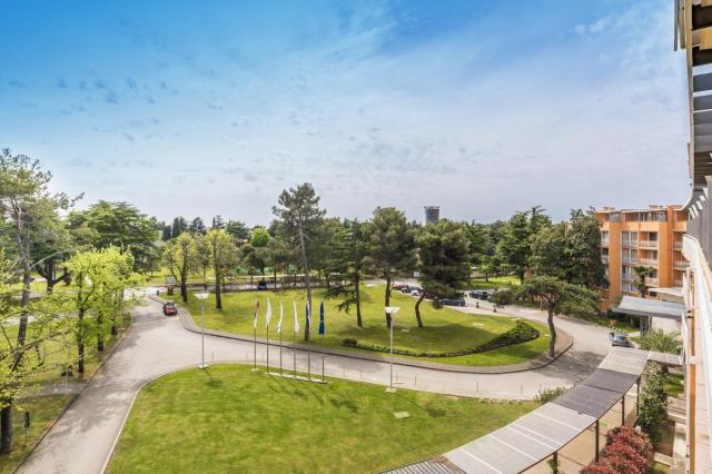 Dvojlôžková izba classic s prístelkou (hotel, balkón, park)