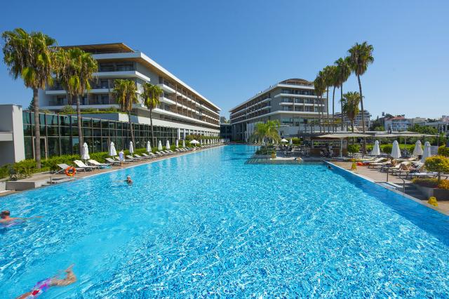 Bazén v Barut Acanthus & Cennet