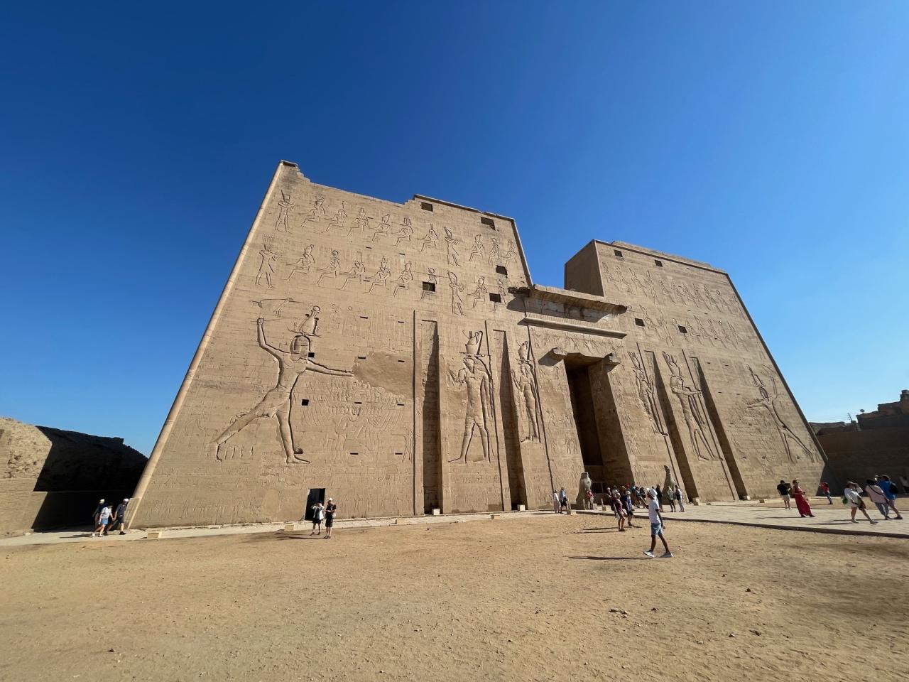 Veľký pylon v chráme v Edfu