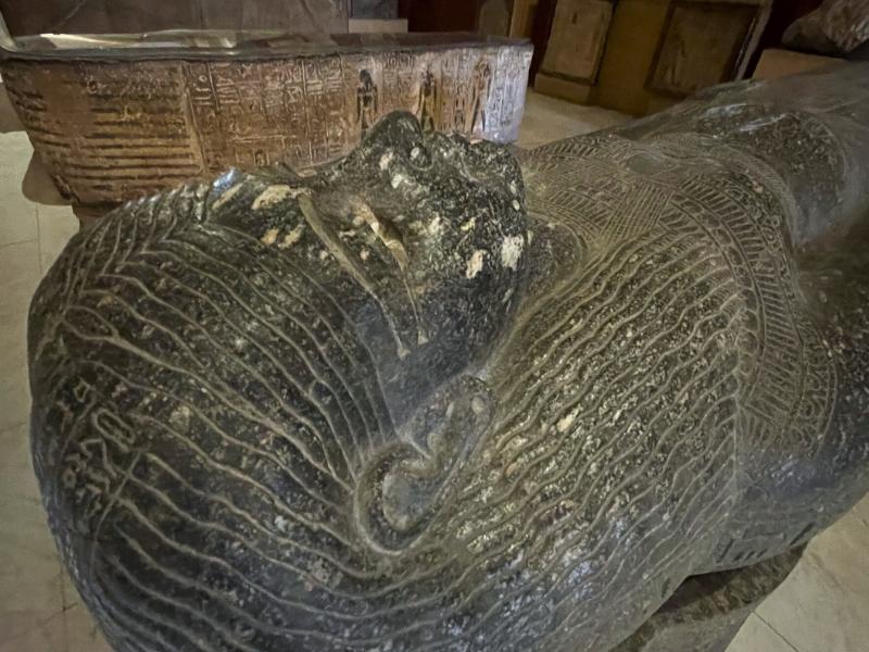 Žulový sarkofág vystavený v archeologickom múzeu v Káhire