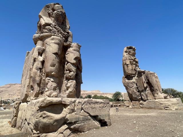 Sochy Amenhotepa III. v Luxore