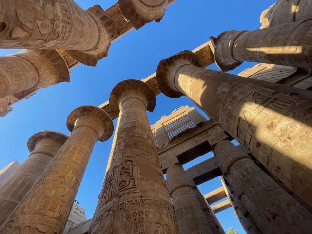 Stĺpy v Karnaku. Egypt
