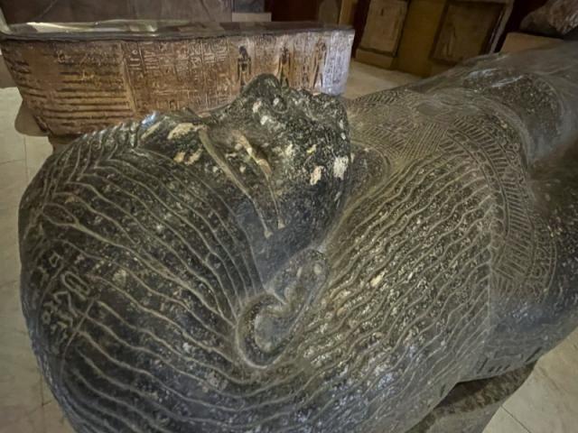 Žulový sarkofág vystavený v archeologickom múzeu v Káhire