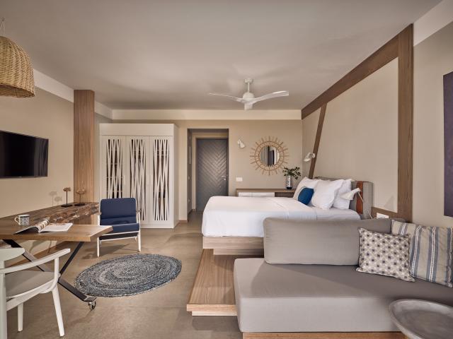 Sapphire Zen Suite with outdoor jacuzzi