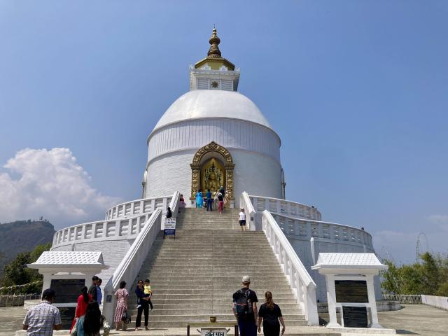 Posvätná biela stupa v Nepále.
