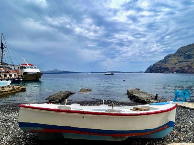 Ostrov Thirasia - prístav a lode.