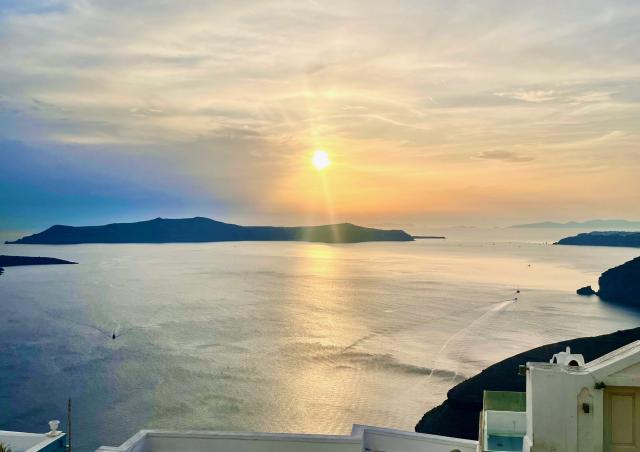 Západ slnka na Santorini.