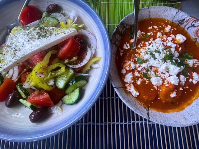 Grécky šalát a saganaki.