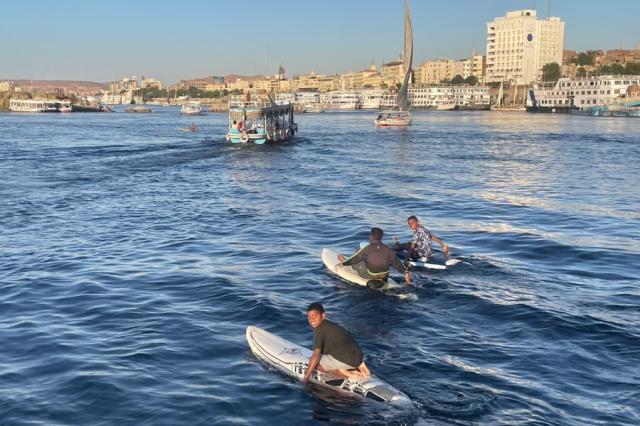 Deti surfujú na Níle.