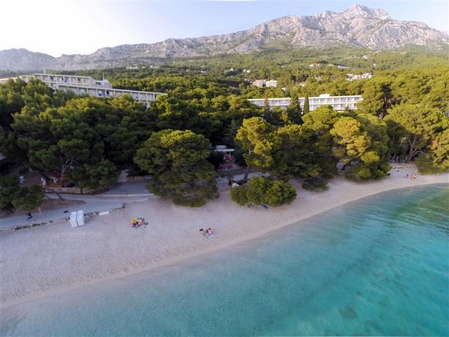 Pohľad z výšky na pláž hotela Bluesun Marina