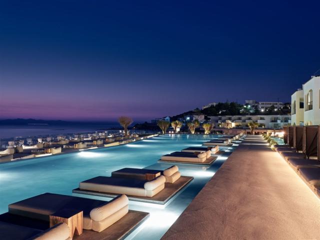 Luxusné ležadlá v bazéne v hoteli TUI Sensimar Caravel Suites