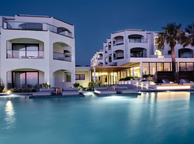 Večerný pohľad od bazéna na hotela TUI Sensimar Caravel Suites