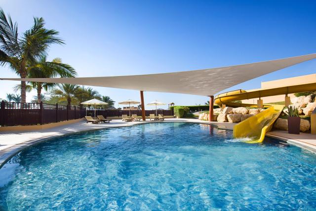 Bazén s tobogánom v Hilton Resort & Spa Ras Al Khaimah