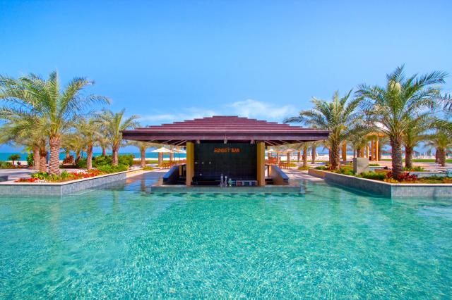 Pool bar v Hilton Resort & Spa Ras Al Khaimah