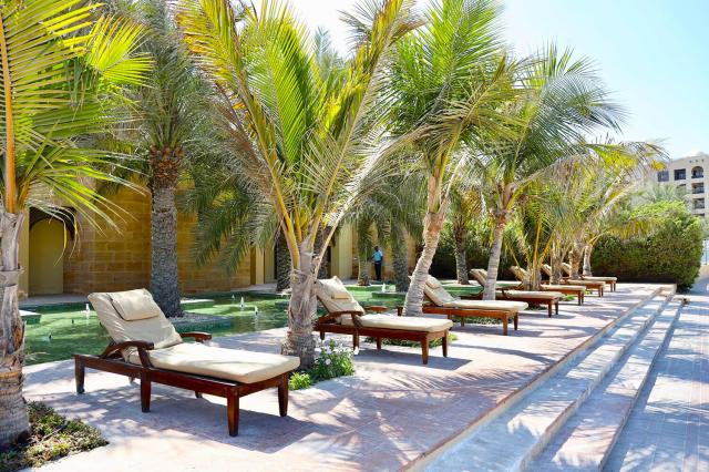 Ležadlá v Hilton Resort & Spa Ras Al Khaimah