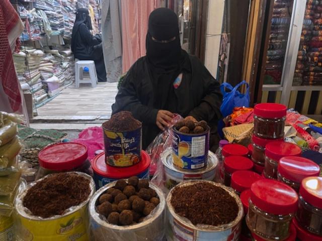 Saudská predajkyňa voňavých kadidiel na trhu v Jeddah.