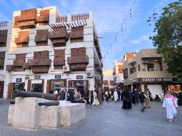 Historické centrum Jeddah s domami s drevenými balónmi a kráčaj