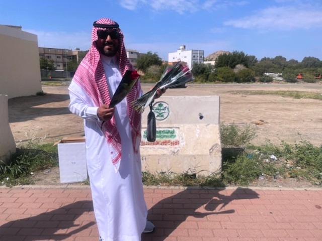 Saudský sprievodca s ružami.