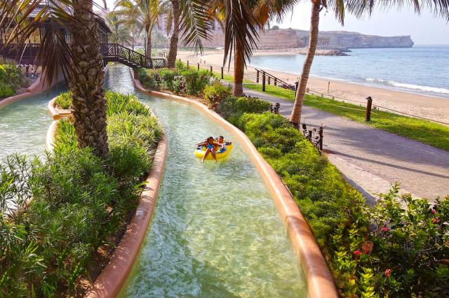 Deti na divokej rieke v Shangri-La Barr Al Jissah Resort & Spa,